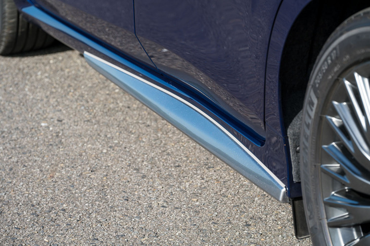 ボディー下部のメタル調のあしらいは「波打ち際に光る白波の勢いと美しさ」を表現している。