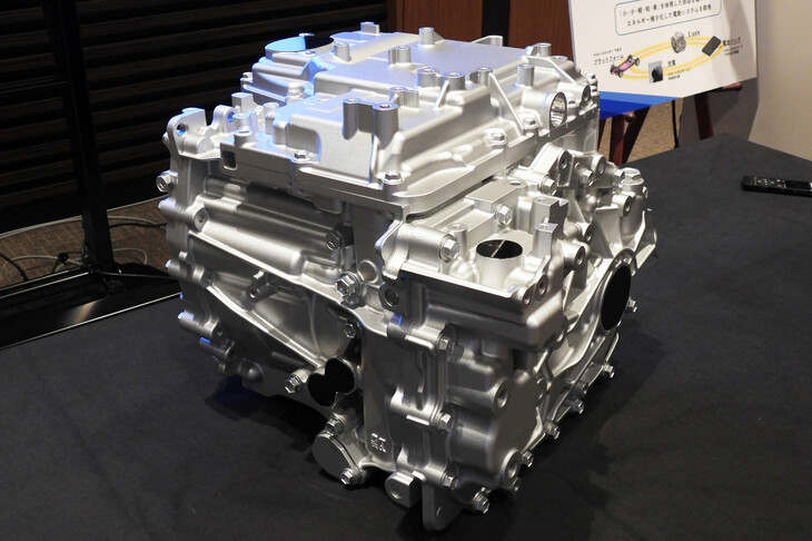 非常にコンパクトな新開発のeアクスル（モーターとコントロールユニット、リダクションギアをセットにしたもの）。モーターの種類としては永久磁石式同期電動機で、関係者いわく「2つ先の世代のBEVに搭載する予定のもの」とのこと。