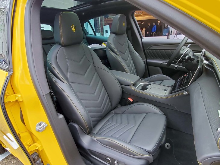 サイドサポートが大きく張り出した前席の形状からも、そのスポーティーなキャラクターがうかがえる。写真は高性能モデル「トロフェオ」のもの。