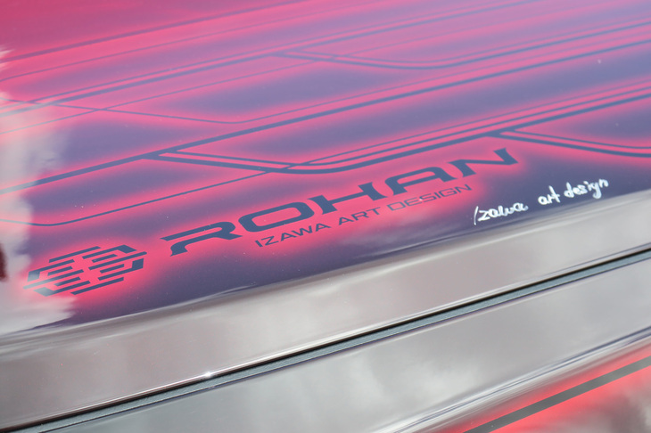 それにしてもスゴいのが、この塗装。見る角度によって揺らめいたり、きらめいたり、素人の記者にはどうやって塗っているのかすらわからない。岩﨑さんも「あそこまでやっていただいて」とご満悦の様子だった。この岩﨑さんの「カマロ」、実は東京オートサロンにも出展されたことのある有名な個体。「すぐに『あ、あの人のクルマだ』って分かってしまうので、悪いことはできません（笑）」とのことだった。