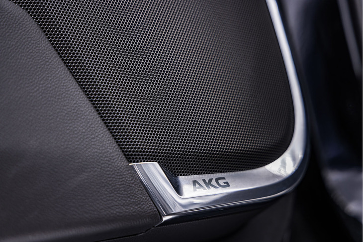 「エスカレード」には、レコーディングスタジオやライブ会場用の製品で知られる音響機器ブランド、AKGのオーディオシステムが搭載される。AKGが自動車用のオーディオを手がけるのは、これが初のことだ。