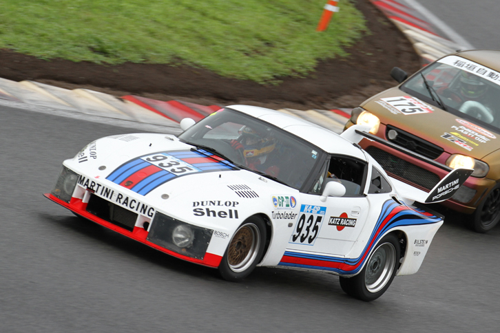 妙に腰高な「ポルシェ935」風マシンは、「スズキ・カプチーノ」をベースにした「ポルチーノ#935」。GP-3クラス。