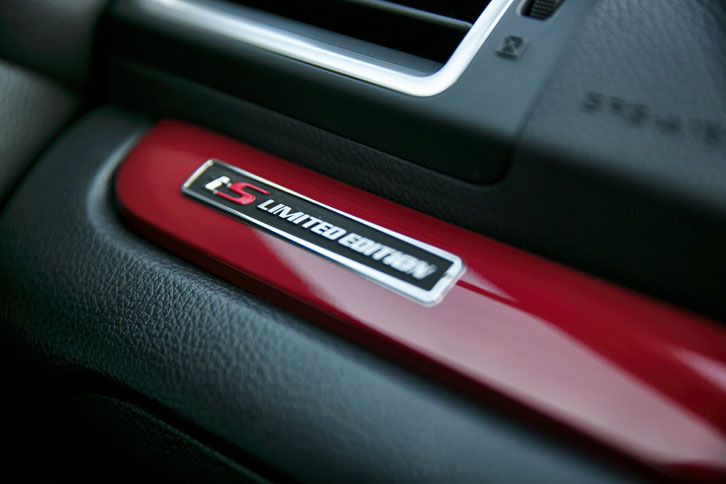 こちらは、助手席前方のオーナメント。インテリアからも、特別なモデルであることを印象付ける。