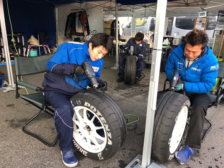 そしていよいよ決勝日！ 今回のクラブマンシリーズの保管解除は6時！ 朝早いですが車両保管解除になったらすぐに作業。車両の確認、そしてタイヤカス取り！ メカニックさんたちがこの作業をしてくださることで、1周目からタイヤ全体を使いプッシュすることができます。