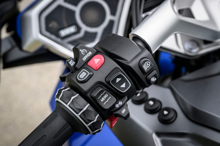 ディスプレイを操作するマルチコントローラーや、アダプティブクルーズコントロールのスイッチなどが配置された左スイッチボックス。試乗車はオプションの「ASA」搭載車だったのでクラッチレバーはなく、スイッチボックスには自動変速の「Dモード」と手動変速の「Mモード」の切り替えボタンが備わっていた。