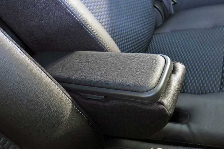 新採用された、収納ボックス付きの前席アームレスト。