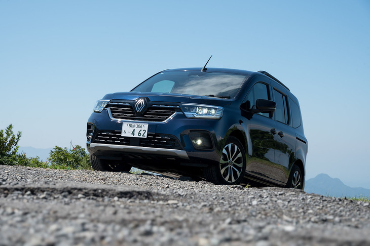 現行型「ルノー・カングー」の国内発売は2023年3月。2025年7月に初めてのマイナーチェンジが実施された。