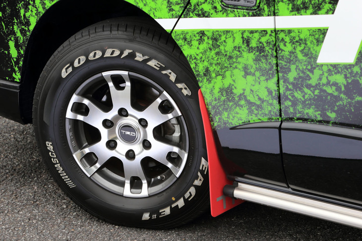 足元は6本スポークが特徴的な15インチアルミホイール「TF7A」とホワイトレターが目を引くグッドイヤーのタイヤでドレスアップ。