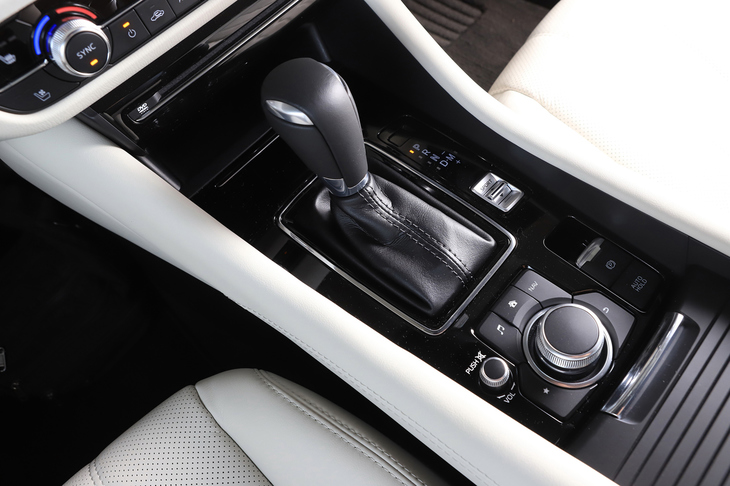 今回のマイナーチェンジでは、アクセル操作とエンジンのトルクの出方をリンクさせ、理想的な加速度を生み出すエンジンセッティングを施したという。トランスミッションは6段AT。通常モードとスポーツモードに切り替え可能な「ドライブセレクション」を採用。