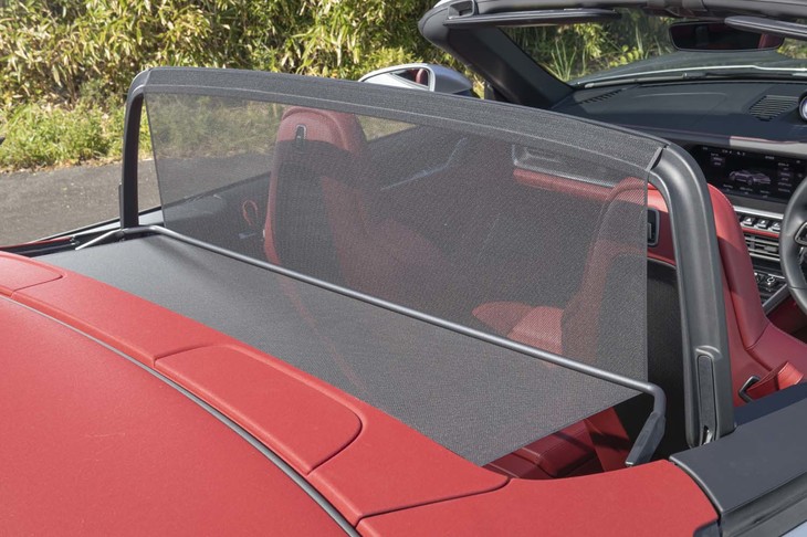 後方からの風の巻き込みを防ぐウインドディフレクター。電動式で使い勝手に優れるが、使用時は後席への着座が不可となる。