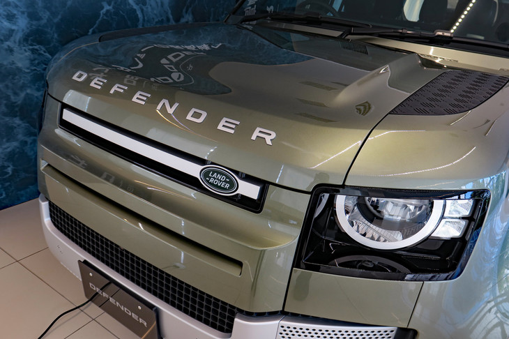 ランドローバー・ディフェンダー110 アドベンチャーパック装着車（フロントマスク）