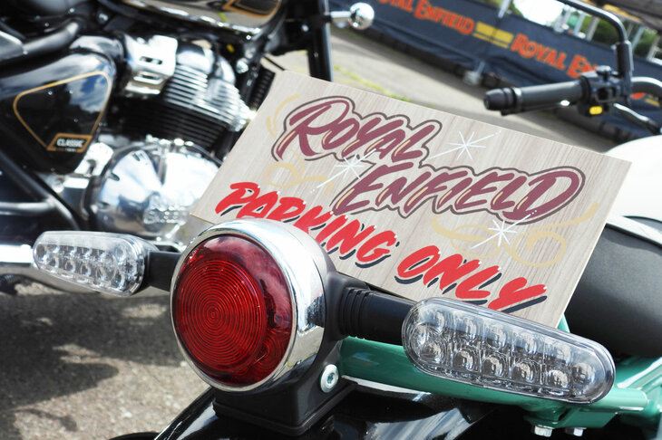 駐車スペースの目印として置かれていたロイヤルエンフィールド ジャパンの「ベア650」には「ROYAL ENFIELD PARKING ONLY」のプレートが。