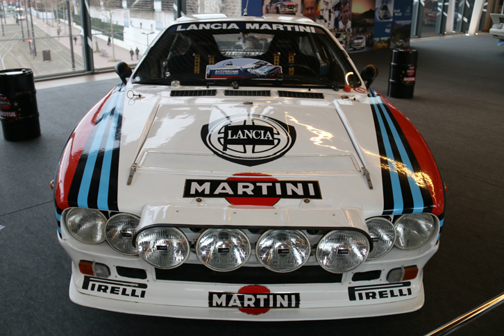 ミドシップ後輪駆動車の「ランチア・ラリー037」。1982年のツール・ド・コルスでデビュー。翌1983年にランチアをコンストラクターズチャンピオンに導いた。