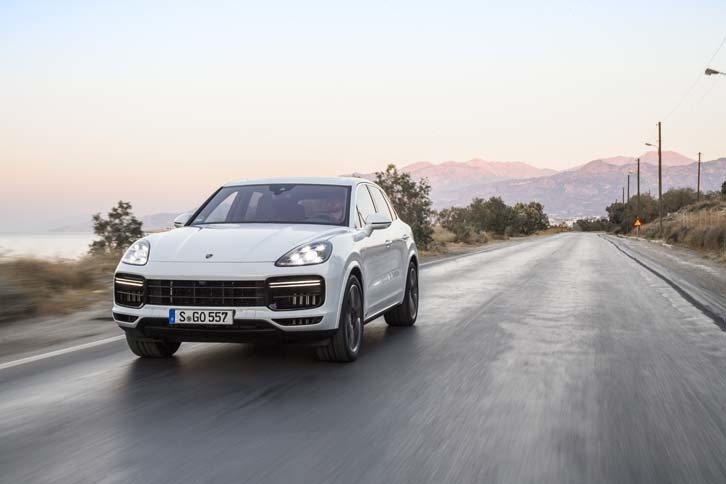 トップパフォーマンスモデルの「カイエン ターボ」は、4リッターV8ツインターボエンジンを搭載。550psと770Nmを発生する。