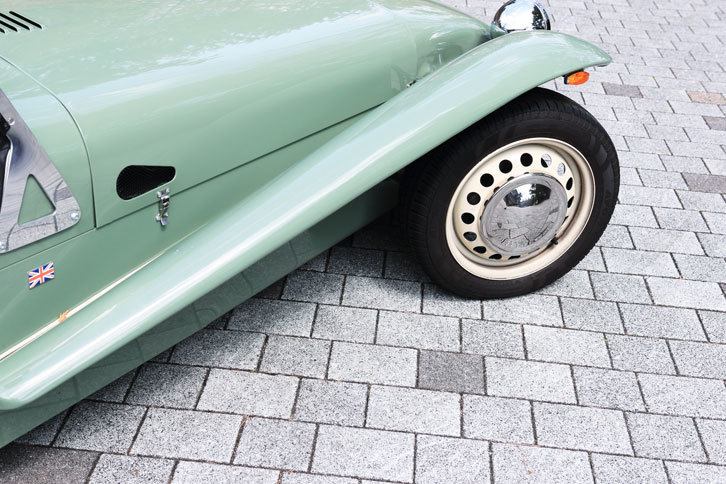 「セブン スプリント」の大きな特徴であるクラムシェルフェンダー。ベース車となった「160」を含め、今日の「セブン」はいずれも前輪の上部だけを覆うサイクルフェンダーが標準となっている。