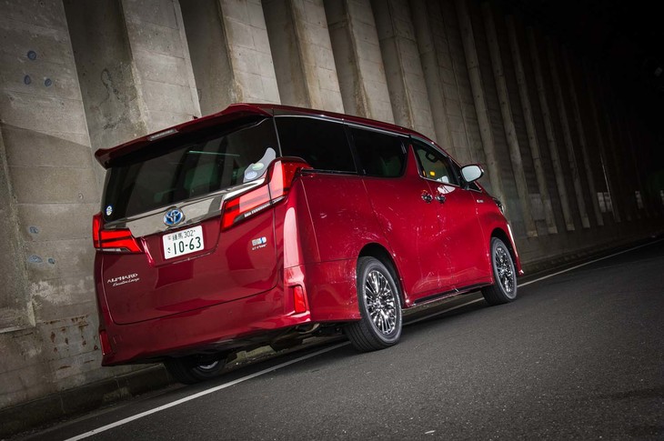 テストした「エグゼクティブラウンジS」の“S”は、新たに設定されたエアロパーツ装着グレードのこと。専用デザインのバンパーやサイドマッドガードが備わる。