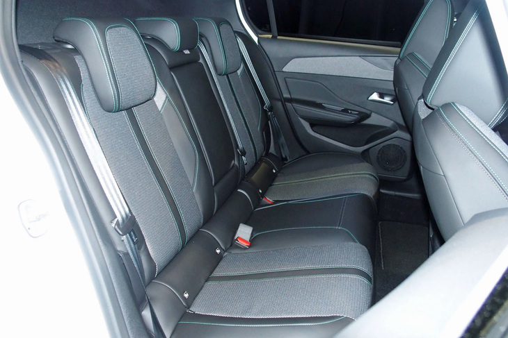 「308アリュール」のリアシート。ホイールベースが60mm延ばされたことにより、先代モデルよりもニールームが30mm拡大している。