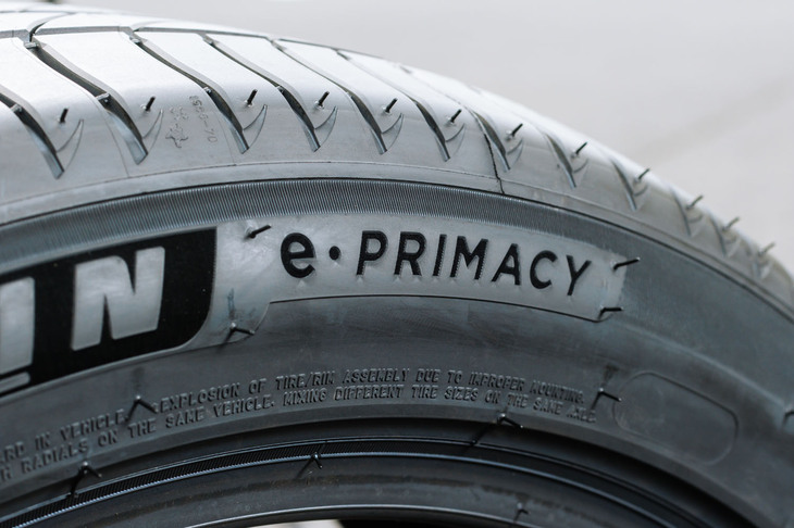 2021年7月に発表されたプレミアムコンフォートタイヤ「eプライマシー」。電動走行に対応する静粛性や上質な乗り心地、摩耗のしにくさが特徴とされる。