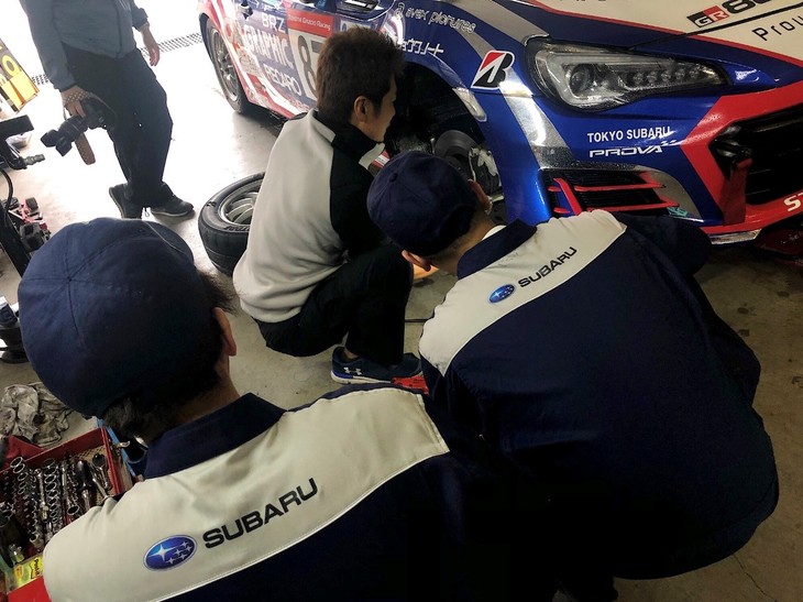 参加したディーラーメカニックさん（写真手前）が一番感心していた作業は、走行の合間のブレーキパッド交換。高熱が入ったパッドを交換すること自体、大変な作業ですが、レースメカニックさんたちの作業の速さにはとても驚いていました。