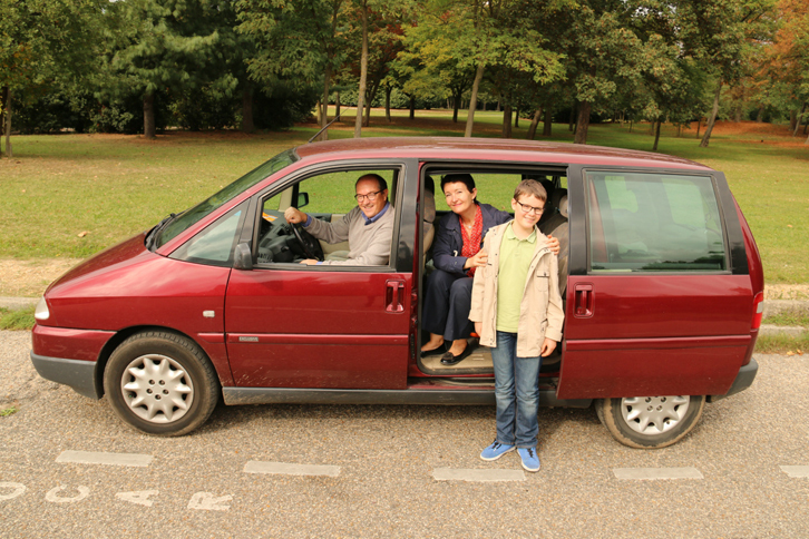 住まいのあるパリで「シトロエン・エヴァジオン」を普段の足とするディディエ氏（左）と、彼の家族。