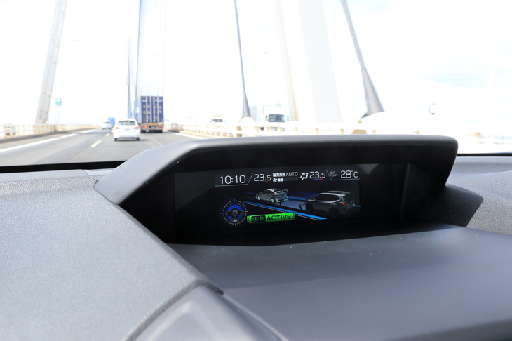 「アイサイト・ツーリングアシスト」は操舵支援機能付きのアダプティブクルーズコントロールで、車線維持支援の精度の高さに加え、車線が片方消えたり、前走車にさえぎられて見えなくなったりといったシチュエーションでも作動する、外乱に対する強さも特徴としている。