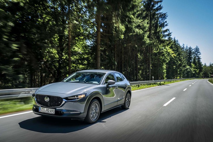 走りについては、「どこにでも行きたくなるフットワーク」が開発テーマに掲げられている。サスペンション形式は、前：マクファーソンストラット式、後ろ：トーションビーム式。