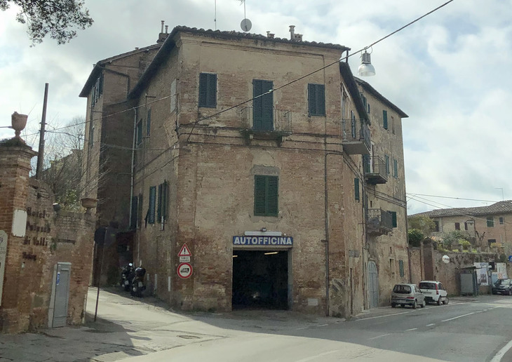 商業施設が休止されている中、自動車整備工場は、緊急の修理対応に限って操業が許されている。筆者撮影。