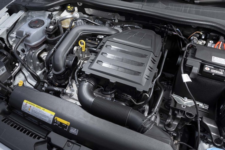 フロントに積まれる1リッター直3ターボエンジンは最高出力95PSと最大トルク175N・mを発生。カバーに横向きのラインが刻まれているが、もちろん横置きで搭載される。