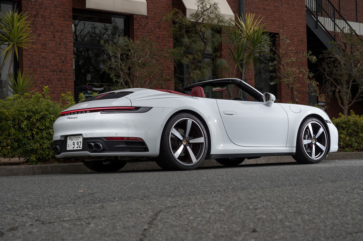 今回試乗した「カレラ カブリオレ」は2022年登録の個体。取材した2024年3月時点では車両本体価格が上がっているほか（1645万円→1845万円）、オプションの価格や仕様も違う。ボディーカラーの「キャララホワイトメタリック」はパレットから消えてしまった。