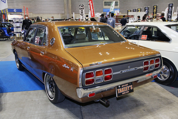 1977年「日産スカイライン1800GL」。直6エンジンを搭載した「2000GT」系に対して、“ショートノーズ”と俗称される直4エンジン搭載の、4代目スカイラインの基本となるモデル。ケンメリといえば2000GT系の丸テールライトの印象が強いため、このテールライトは逆に新鮮に見える。