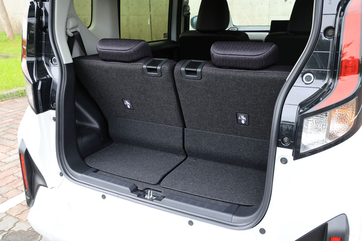 後席を最後端にスライドさせた荷室の様子。背もたれは左右個別に倒すことができる。荷室床面には小物などの収納に便利なラゲッジアンダーボックスが設置されている。