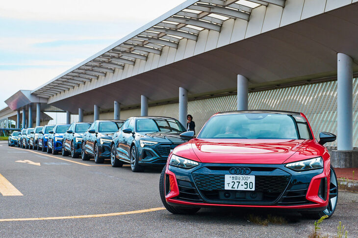 稚内空港を出発するアウディEVラインナップの車列。