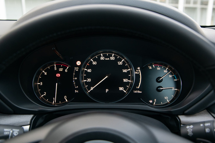 メーターは3眼式で、上級モデルにはインフォメーションディスプレイの機能も備えた、TFT液晶の7インチマルチスピードメーターが装備される。