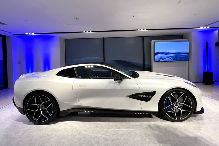 アストンマーティン・ヴァンキッシュ（サイドビュー）