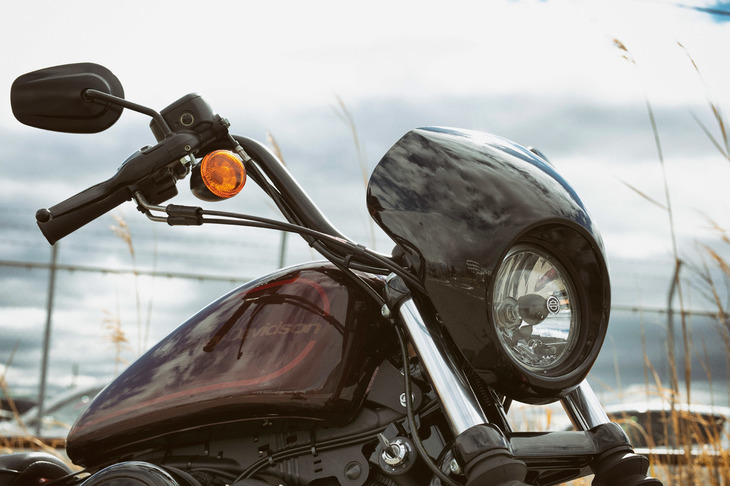 ヘッドランプに装着されたビキニカウル。ミニエイプハンドルバーは、独特のデザインはもちろん快適性にも配慮した設計となっている。