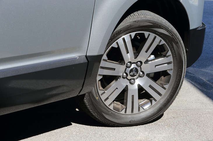 タイヤサイズは215/70R16と225/55R18を仕様に応じて設定。今回のテスト車はいずれも225/55R18で、ヨコハマのSUV用タイヤを装着していた。