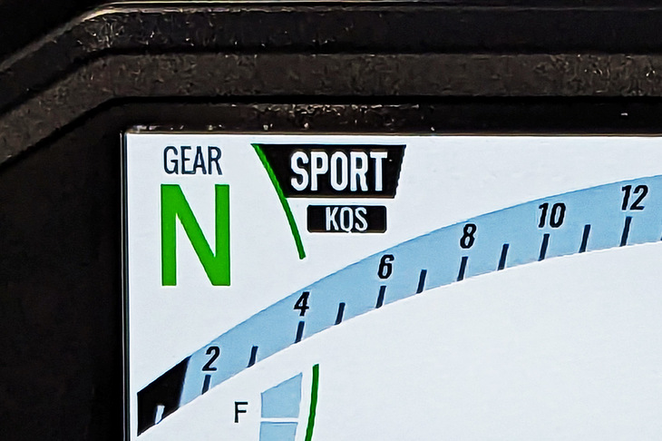 トラクションコントロールとパワーモードを連携させたライディングモードシステムには、「SPORT」「ROAD」「RAIN」「RIDER」の4つの設定を用意。左スイッチボックスのLAPボタンを、上または下に長押しすると切り替わる。（写真：青木禎之）