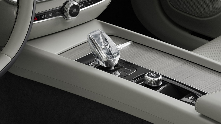 「V60アルティメットB4ダークエディション」のオレフォス製クリスタルシフトノブ。