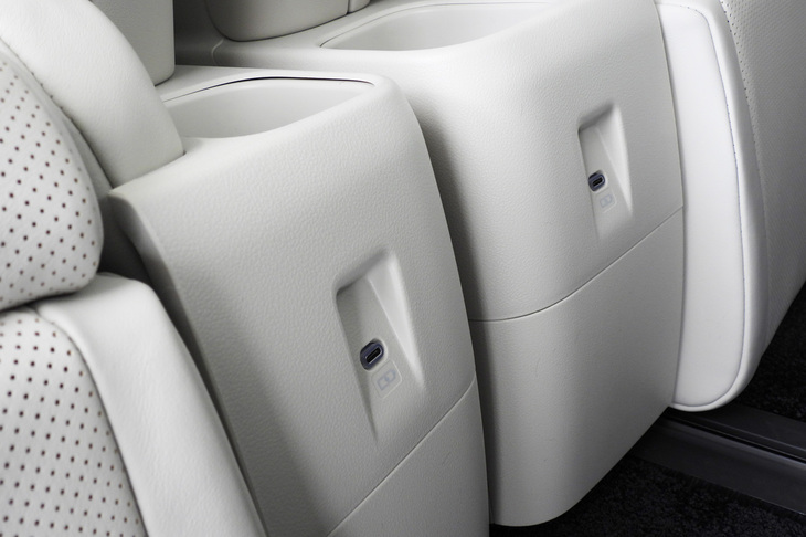 レクサスLM500h“バージョンL”（USBポート）