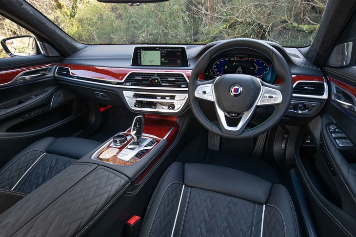 日本に導入される「B7」はすべて右ハンドル仕様。インテリアは“制限なくカスタマイズが可能”とうたわれているが、テスト車はブラックのメリノレザーと「ミルテ」と名付けられた赤茶色のウッドパネルでコーディネートされていた。