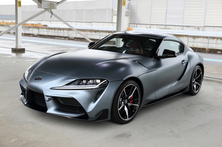 袖ヶ浦フォレストレースウェイでのプロトタイプ試乗会にて、ピットに展示されていた新型「スープラ」。（写真＝荒川正幸）