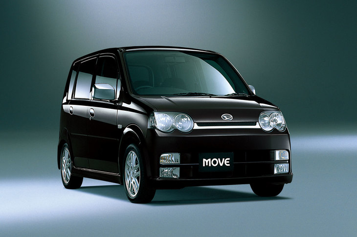 軽自動車初となるアダプティブクルーズコントロールは、2002年に登場した3代目「ダイハツ・ムーヴ」の最上級グレード「カスタムRSリミテッド」に、「レーダークルーズコントロール」の名称でオプション設定された（写真は「カスタムRS」）。