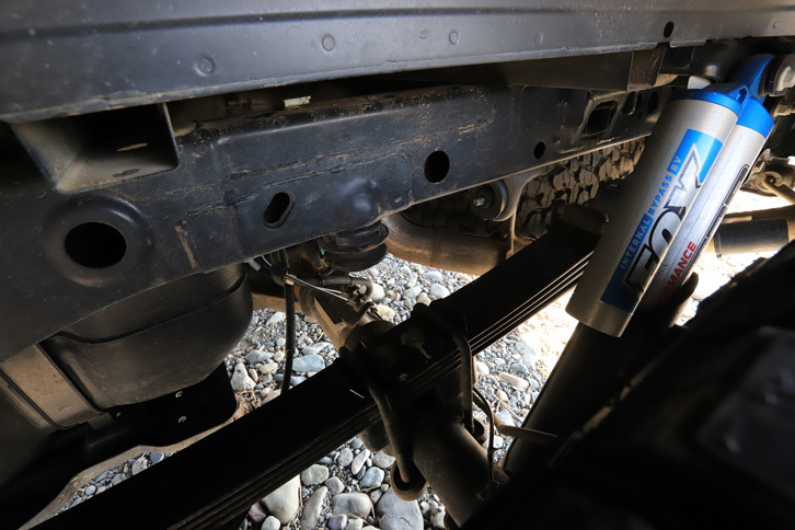 リアサスペンションのバネは古式ゆかしきリーフ式。前後ともにダンパーはFOXレーシング製となっている。