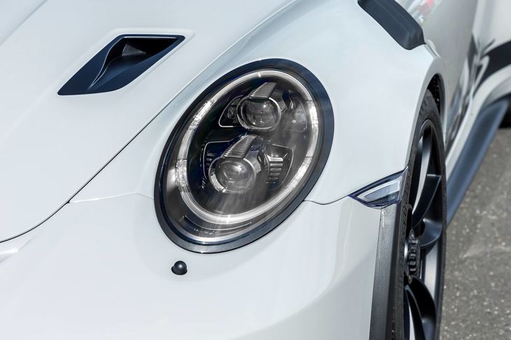 ボンネット上には2つのNACAインレットが備えられ、ブレーキシステムのベンチレーションを向上させる。