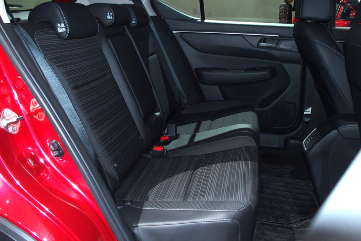 クラス最大級がうたわれる後席空間。頭上にも十分な余裕が確保されている。