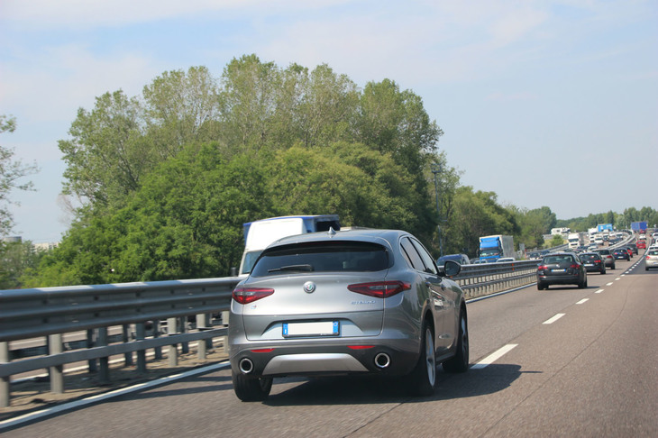 イタリアの路上では、「ステルヴィオ」にたびたび遭遇するようになった。シエナ-フィレンツェ自動車道で2018年5月撮影。