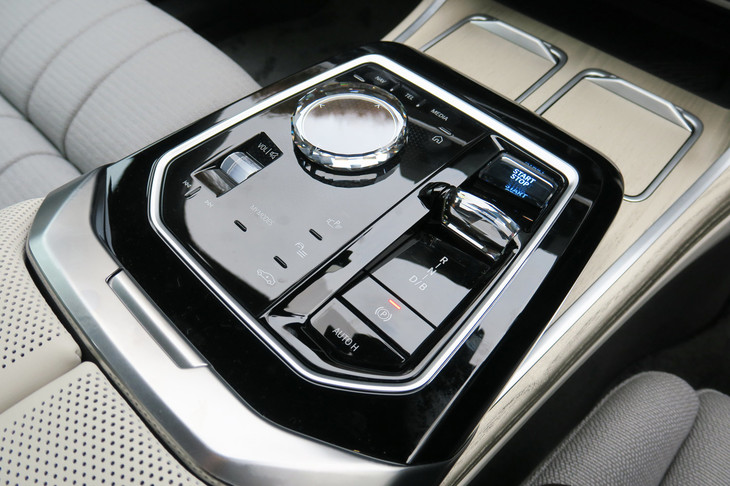 BMW i7 xDrive60eエクセレンス（センターコンソール）