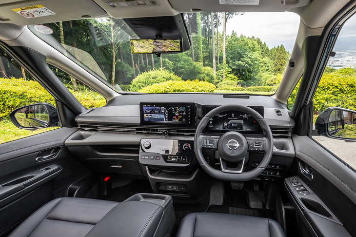 新型「セレナe-POWER」のインストゥルメントパネル。ドライバー正面にバイザーレスで液晶メーターを設置し、それと並ぶようにシームレスデザインでセンターディスプレイをつなげ一段手前に据え付けている。「ノート」や「アリア」にも見られる最新の日産車に共通する特徴のひとつだ。