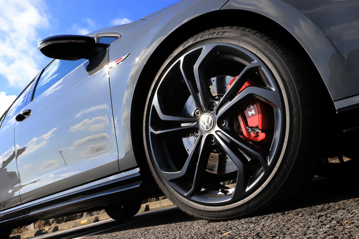 マットブラックの19インチアルミホイールは「ゴルフGTI TCR」の専用アイテム。フロントブレーキにはドリルドローターが採用されている。