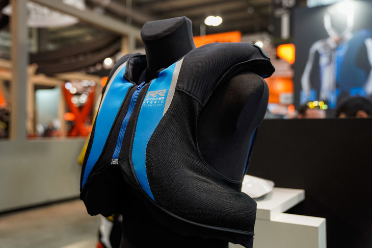 欧州二輪メーカーのOEMのライディングジャケットやライディングスーツも手がける、イタリアのブランド「GIMOTO」の新型エアバッグシステム。古くからライディング用エアバッグを展開している、同じイタリアの「MotoAirBag」のシステムを使用しており、独自にアクシデントを察知して作動する電動式と、車体とベストを有線でつなぐ機械式の両タイプを用意している。